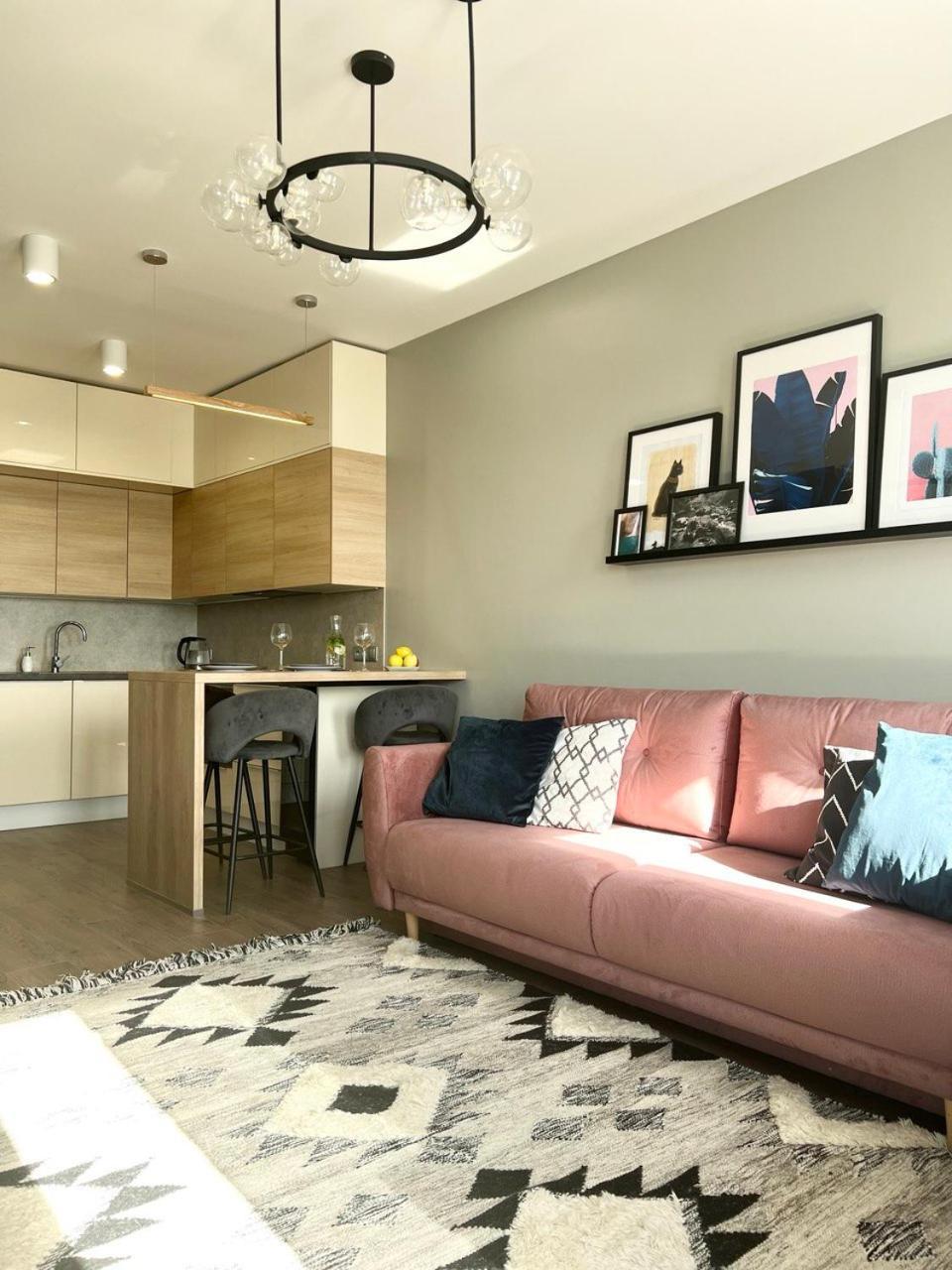 Luxury Pearl With Parking Place In Holesovice — Photos 1
